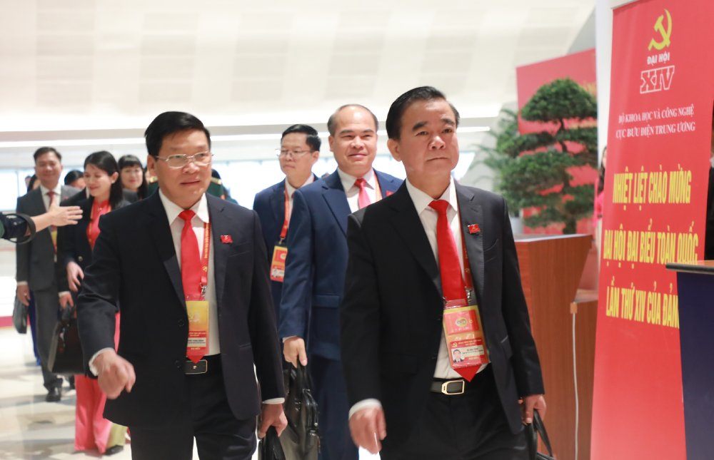 Cac dai bieu tien vao hoi truong, chuan bi phien tru bi. Anh: Tran Vuong