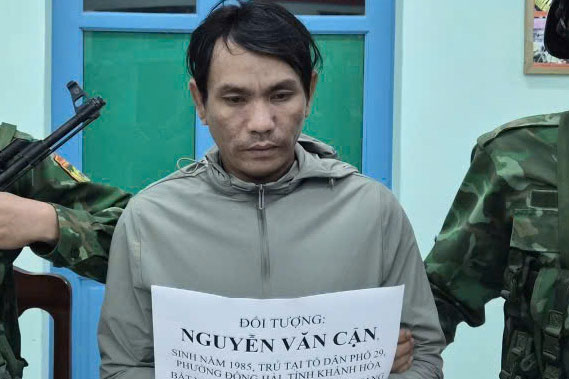 Las fuerzas de la guardia fronteriza acaban de arrestar a sujetos que compraban, vendian y almacenaban drogas en el puerto pesquero. Foto: Guardia Fronteriza de Khanh Hoa