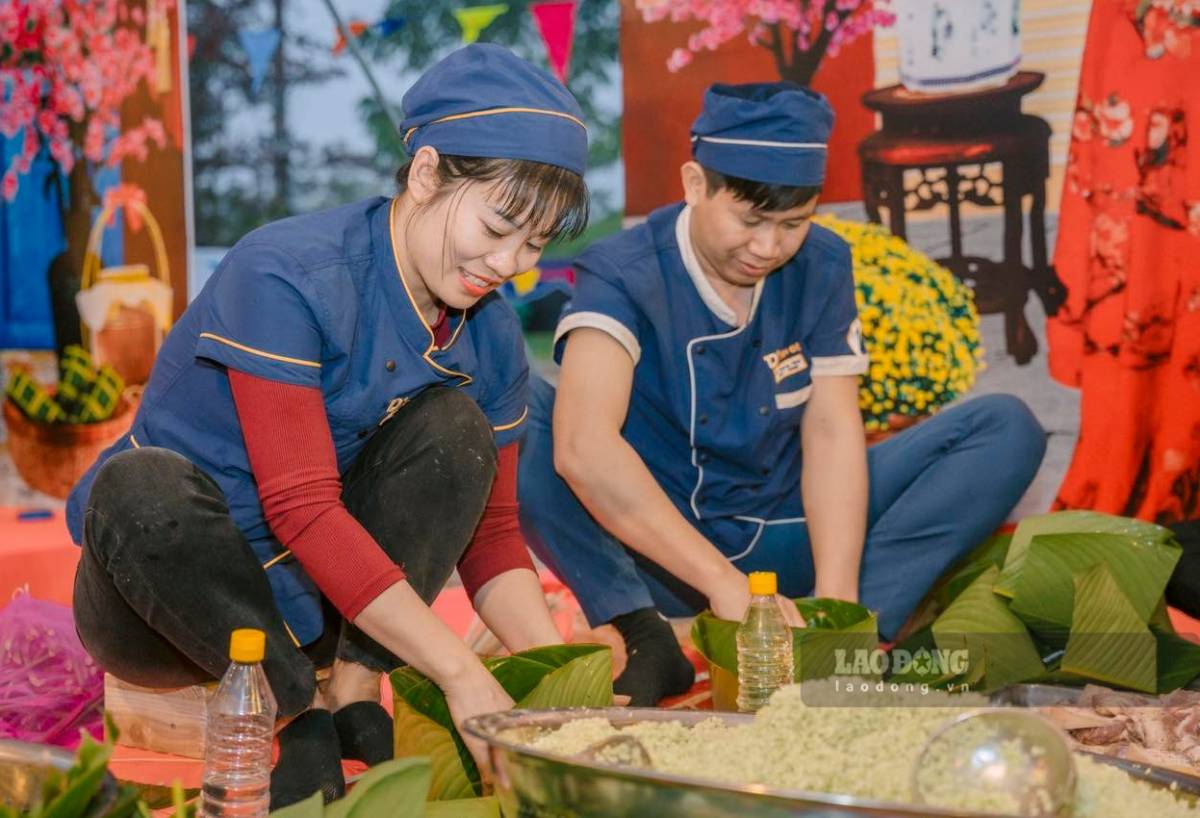 Cong nhan, nguoi lao dong cua Cong ty Tan De quay quan ngoi goi banh chung don Tet som tai nha may. Anh: Cong ty Tan De