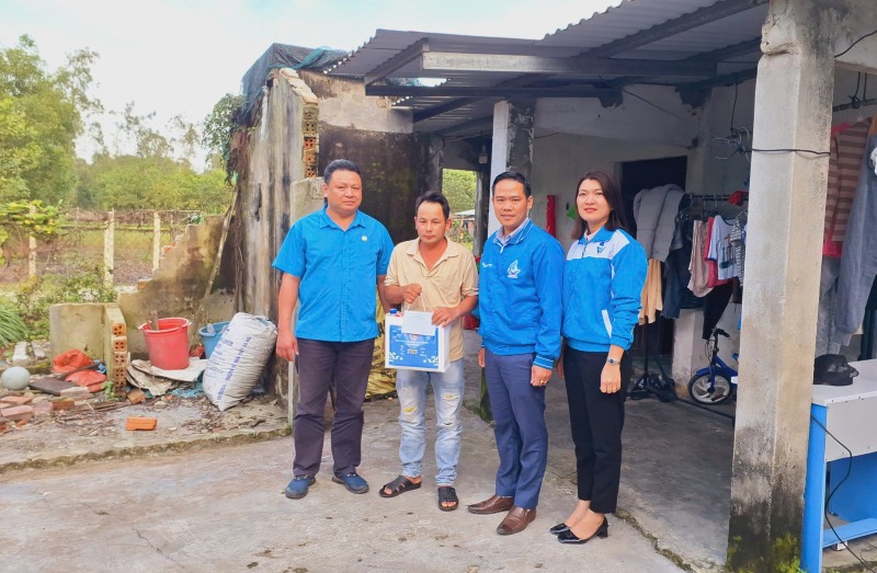 To chuc Cong doan tham hoi, tang qua dong vien cong nhan kho khan dang o tro tai KCN Tam Thang, Da Nang. Anh: Hoang Bin