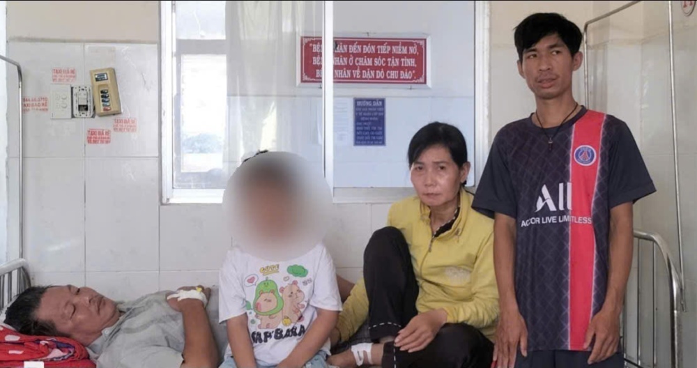 Ms. Huong herself has cancer but still tries to take care of her husband and 2 grandchildren. Photo: NVCC