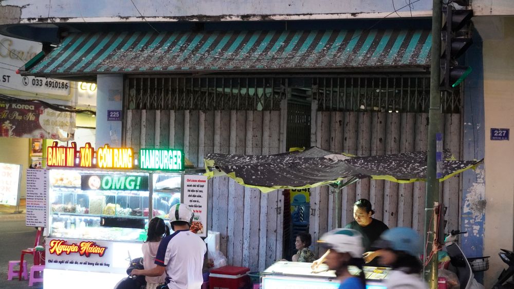 Tiểu thương che dù, bạt trước quầy hàng để tránh phân chim rơi trúng khách. Ảnh: Phương Anh