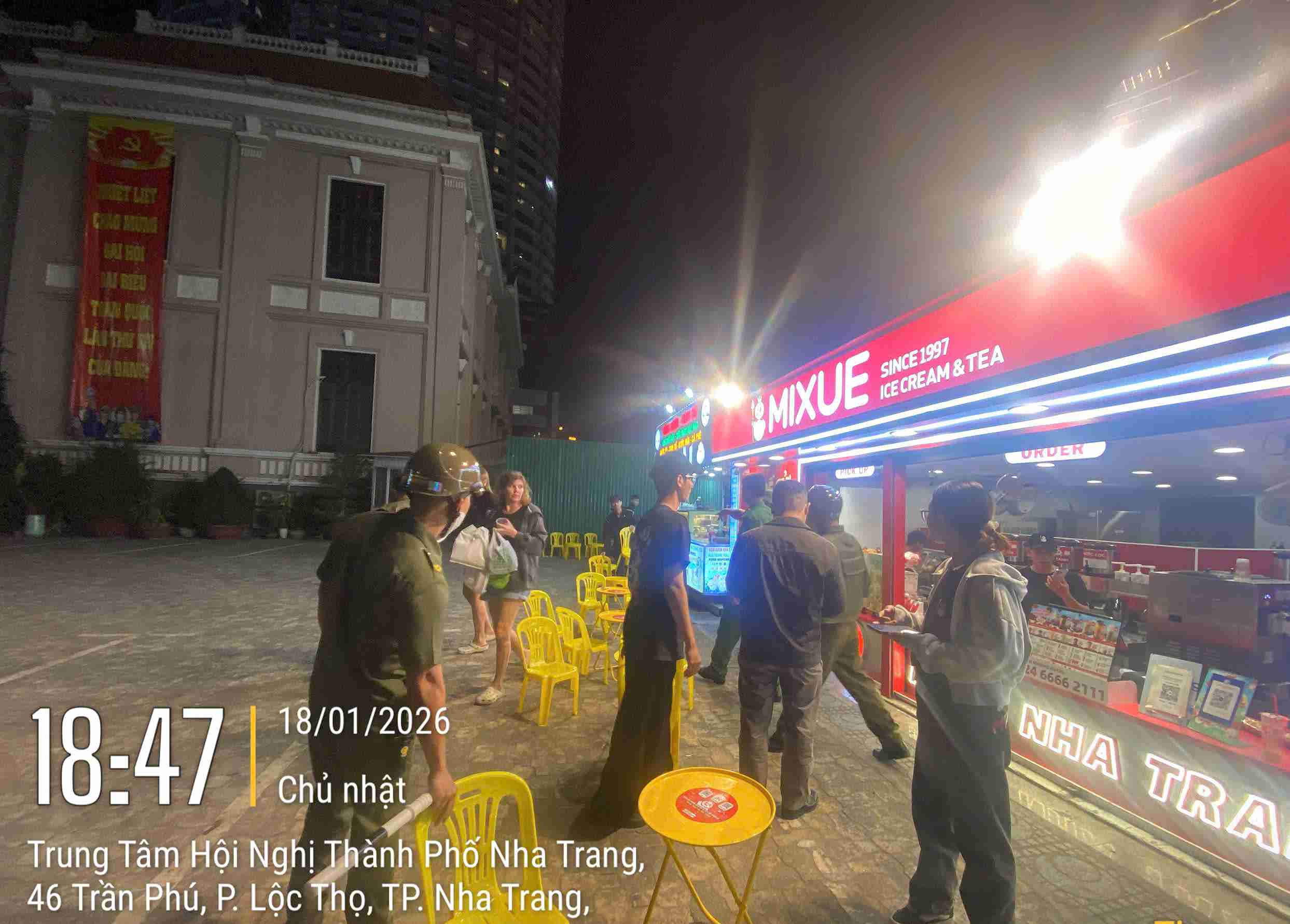 Functional forces have simultaneously launched campaigns to restore urban order in Nha Trang ward. Photo: Huu Long