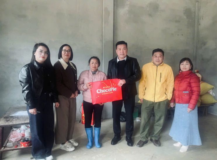 Lao Cai ward trade union leaders present gifts to Ms. Doan Thi Loan's family. Photo: Duy Dung