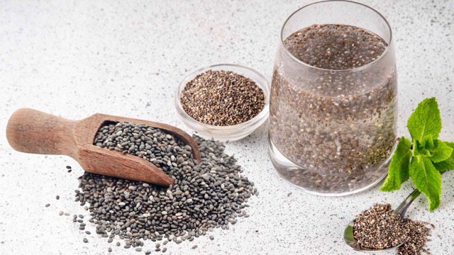 Eating chia seeds before meals to reduce cholesterol absorption to control blood fat. Graphic photo: Huong Son