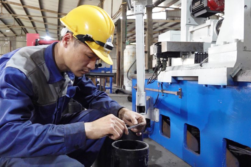 Mr. Nguyen Tai Hai (36 years old) - worker of Hon Gai Mechanical Company - in the production shift. Photo: Doan Hung
