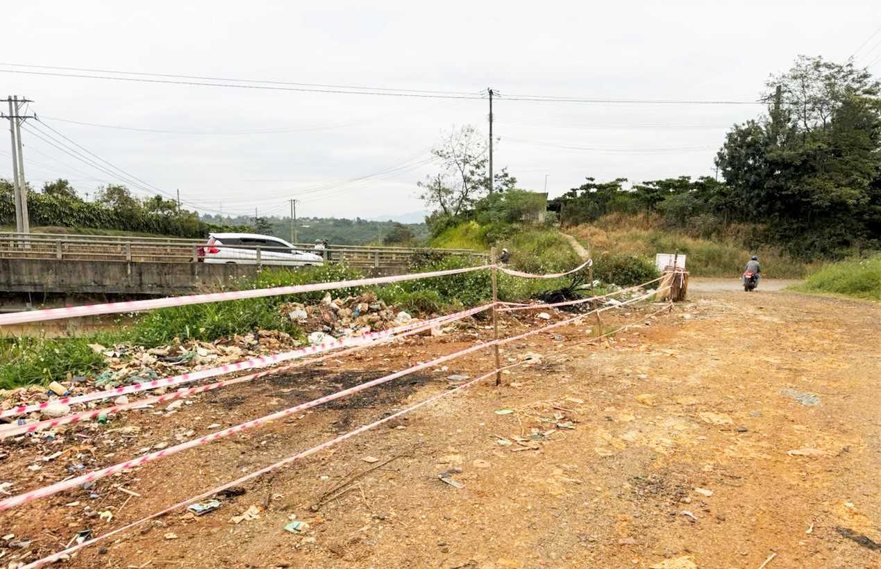 Sau khi duoc thu gom, xu ly, chinh quyen dia phuong da cang day va gan bien cam do rac tai cac diem tu phat tren tuyen tranh Bao Loc. Anh: Phuc Khanh 