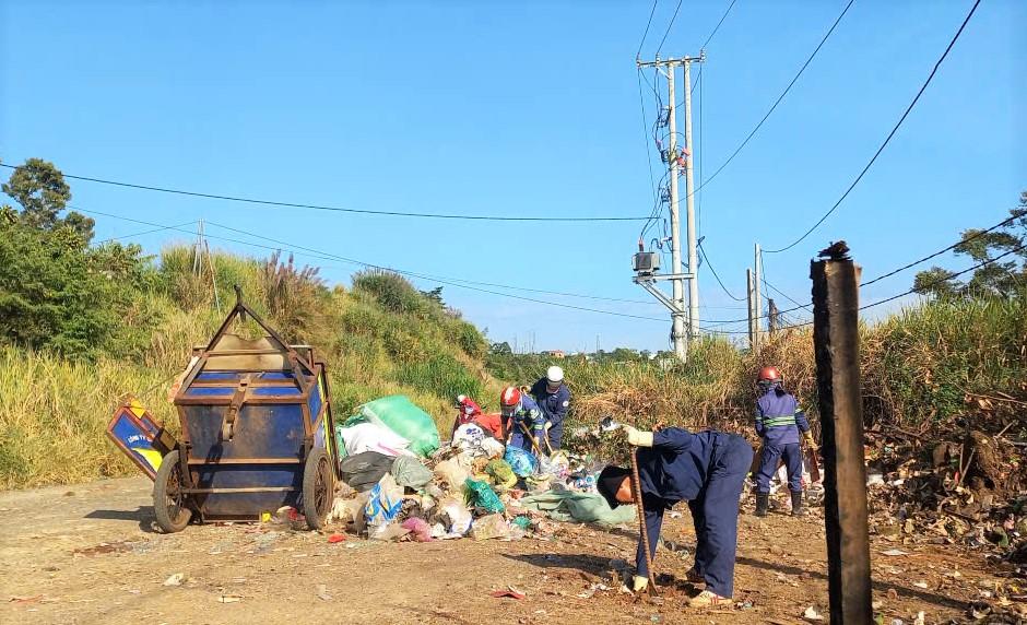 노동 신문 보도 후 바오록 우회 도로에 쌓인 쓰레기는 수거 및 처리되었습니다. 사진: 푹 칸
