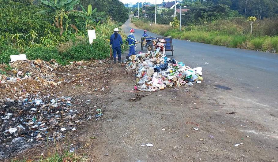 Phuong B'Lao va Cong ty CP Cong trinh Do thi Bao Loc thu gom, xu ly rac thai u dong tren tuyen tranh Bao Loc. Anh: Phuc Khanh 