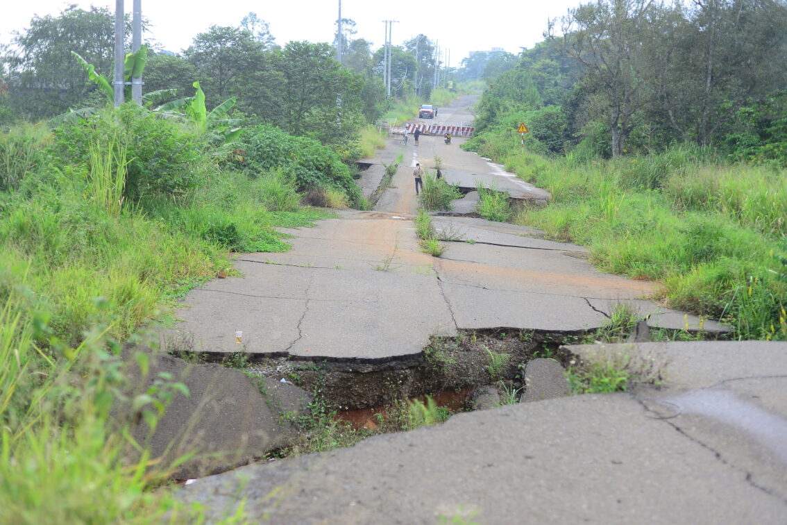 Sau 5 nam dung thi cong, tuyen tranh Bao Loc bi xuong cap nghiem trong. Anh: Phuc Khanh 