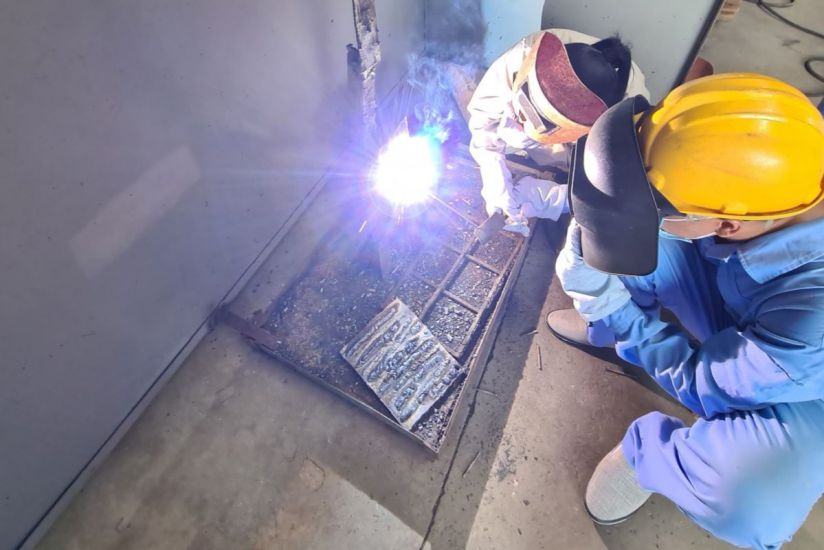 Lien Minh Maritime Joint Stock Company regularly sends engine crew members to participate in advanced electrical - mechanical welding and cutting classes, organized by the VSUP project at VMU Vocational College. Photo: Character provided