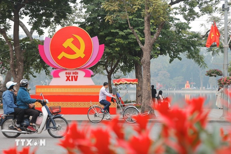 Overlooking Hoan Kiem street (Hanoi), the symbol of the 14th Congress with images of red flags and sickles is placed in the center, combining Party flags, national flags and decorative flowers, creating visual highlights rich in political significance. Photo: Minh Quyet/VNA