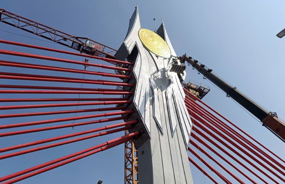 Workers strive to construct at the North-South railway overpass cable-stayed bridge project on the East-West Highway, a project to celebrate the 14th National Party Congress. Photo: Quach Du