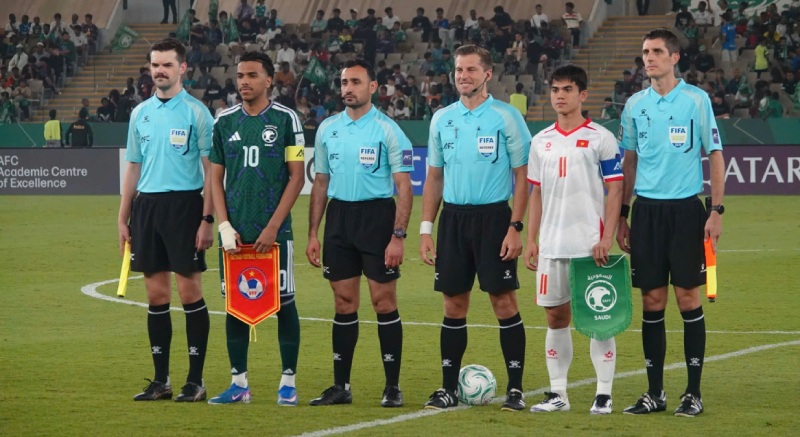 Referee Alexander King officiates the semi-final match between U23 Vietnam and U23 China. Photo: Ted Tran
