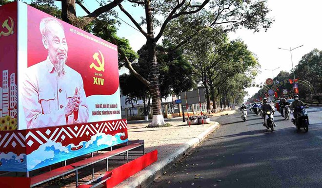 Đường phố Đắk Lắk rực rỡ cờ hoa chào mừng Đại hội XIV của Đảng