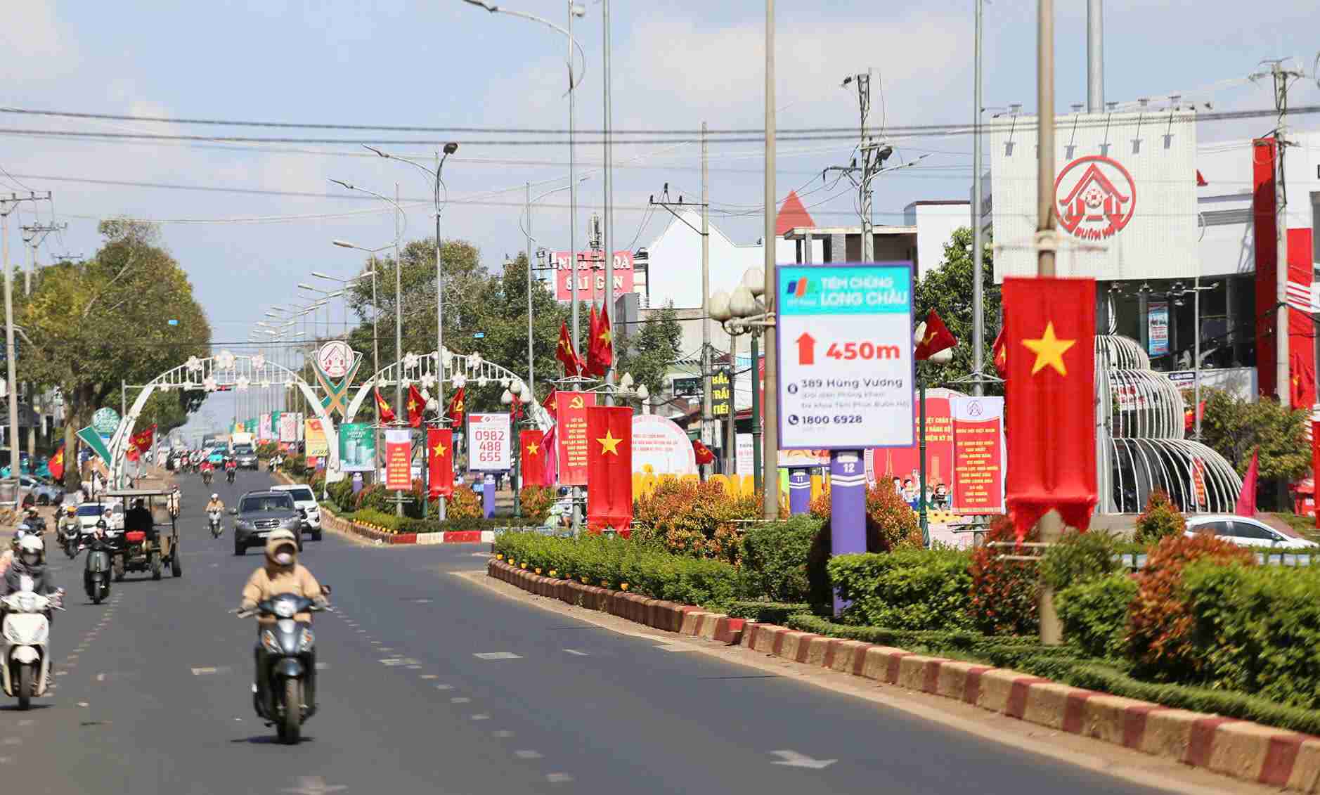 Khap cac tuyen duong pho lon duoc ngap tran co Dang, co To quoc. Anh: Bao Trung