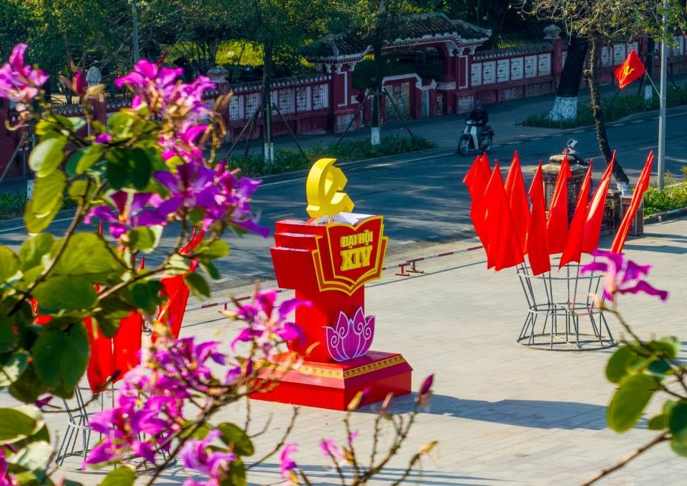 Co Dang, co To quoc tung bay tren nhieu tuyen pho, the hien niem tin, su dong thuan cua Nhan dan huong ve Dai hoi XIV.