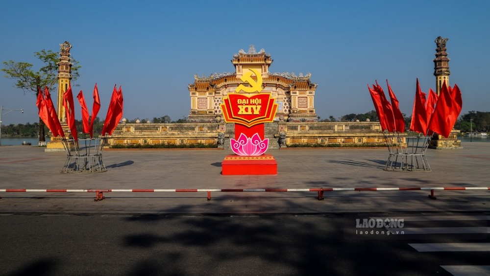He thong pano, ap phich tuyen truyen chao mung Dai hoi XIV duoc trang tri dong bo tren cac truc duong chinh cua TP Hue.