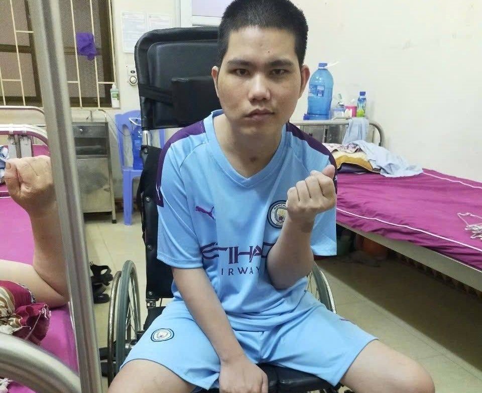 Mr. Pham Van Minh is exhausted from health after 2 skull transplants and 4 leg surgeries. Photo: Character provided