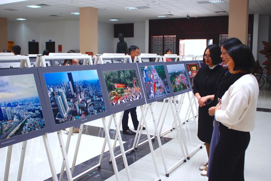 Trung bay chuyen de ve Dang va Dai hoi XIV thu hut can bo va nhan dan Hung Yen. Anh: Mai Huong