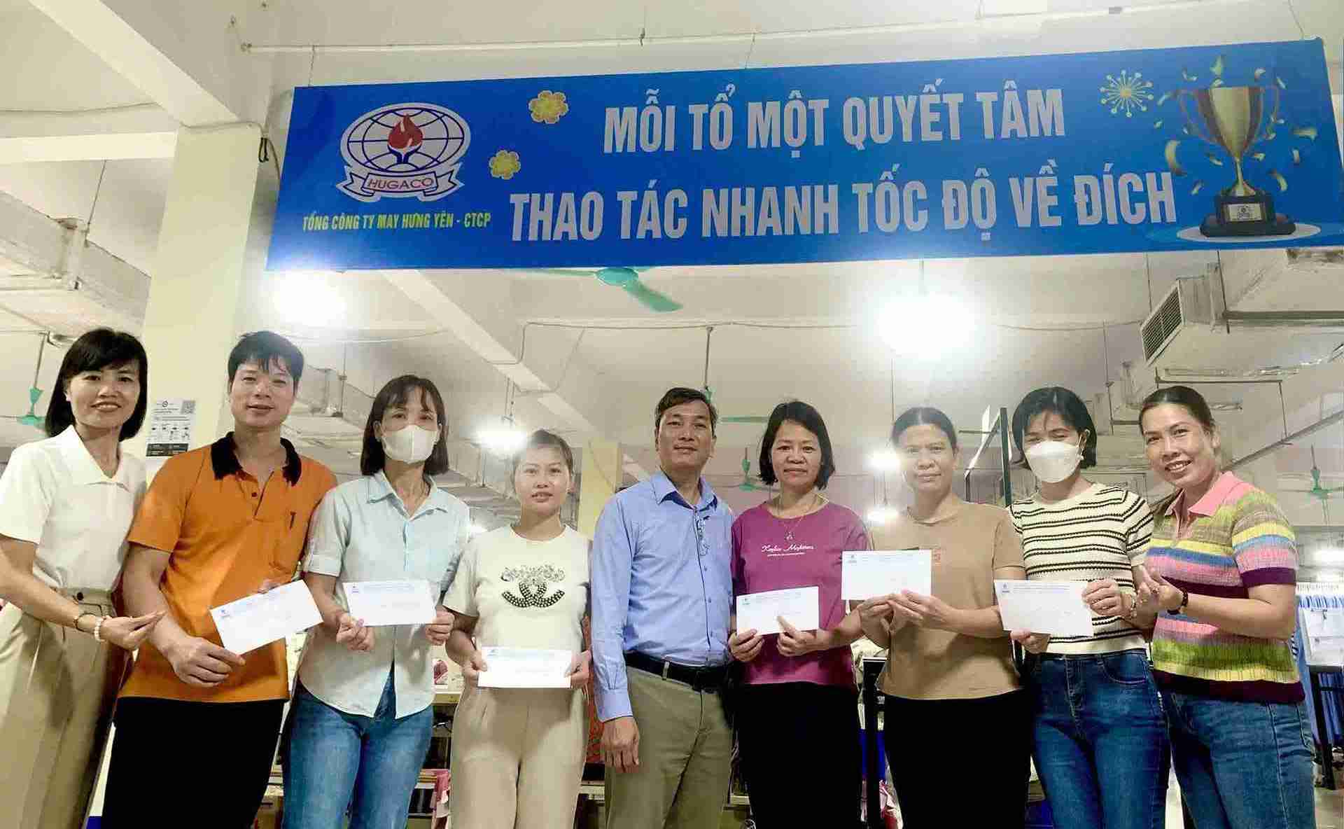 Ong Hoang Xuan Nam Chu tich Cong doan Tong Cong ty May Hung Yen cung cong nhan lao dong tai doanh nghiep. Anh: Mai Huong