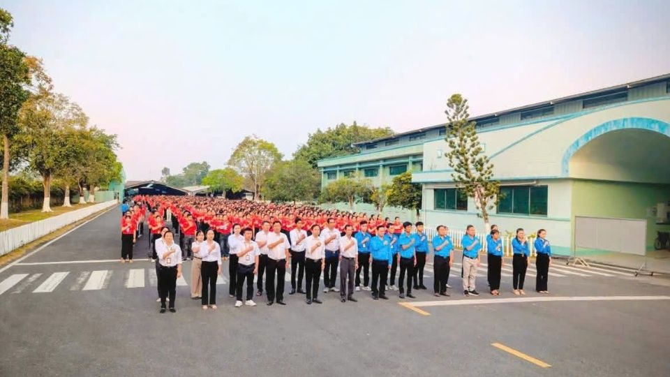 Nearly 3,000 trade union members of Lefaso Tra Vinh Company attended the flag salute ceremony to welcome the 14th Party Congress. Photo: Hoang Loc