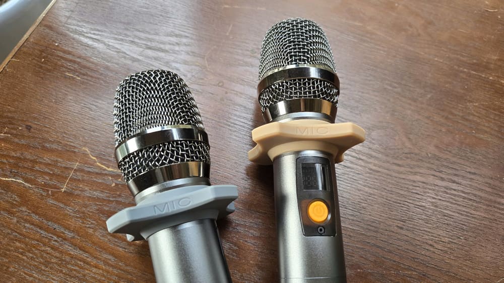 설날 연휴 동안 엔터테인먼트 가라오케를 구매하기 전에 마이크를 주의 깊게 확인하십시오. 사진: 뚜언닷