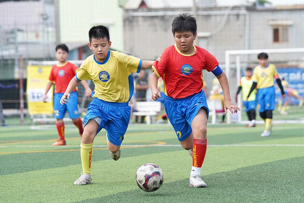 Cac cau thu nhi tranh no luc the hien kha nang tren san bong. Anh: Quoc Khanh