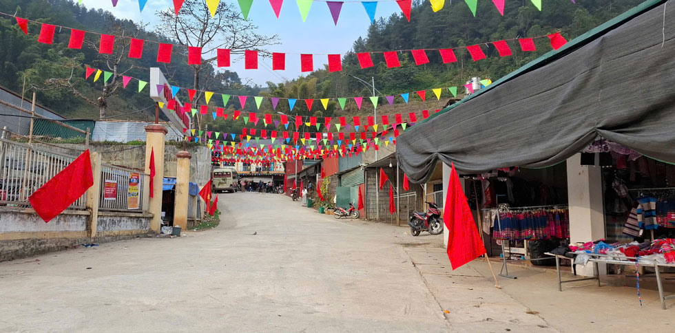 Khong khi chao mung Dai hoi dai bieu toan quoc lan thu XIV cua Dang lan toa khap cac ban lang vung cao.  