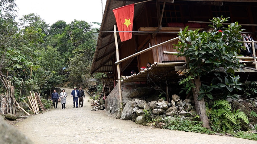 Nguoi Dao thon Nam Ngan treo co chao mung Dai hoi dai bieu toan quoc lan thu XIV cua Dang. Anh: Tuan Anh