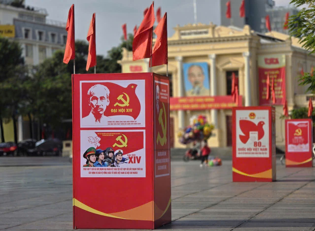 Khu vuc Nha hat Lon TP Hai Phong duoc trang tri trang nghiem huong ve Dai hoi XIV cua Dang. Anh: Mai Dung