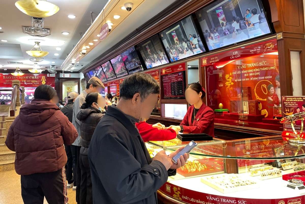 Gold prices rebound, people write forms waiting for their turn to sell. Photo: Ha Linh