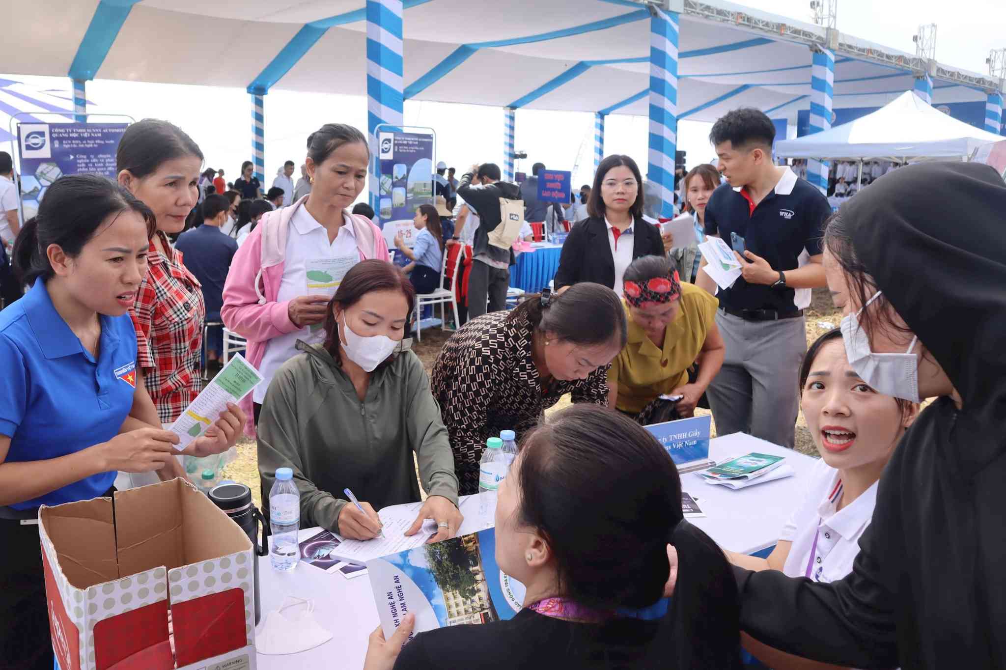 Workers learn about recruitment and job registration information at the Job Fair organized by Nghe An province. Photo: Diep Thanh