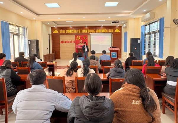 Sinh vien FPTU tham gia vao cac nhiem vu cu the trong trien khai Nghi quyet 57 nhu huong dan, ho tro nguoi dan tiep can va su dung cac nen tang so thiet yeu tai dac khu Co To (Quang Ninh). Anh: FPTU