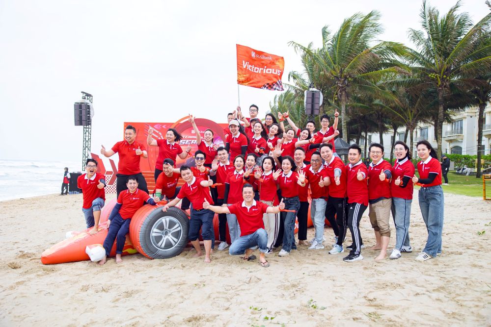 CBNV SeABank hao hung tham gia cac hoat dong gan ket tap the. Anh: SeABank