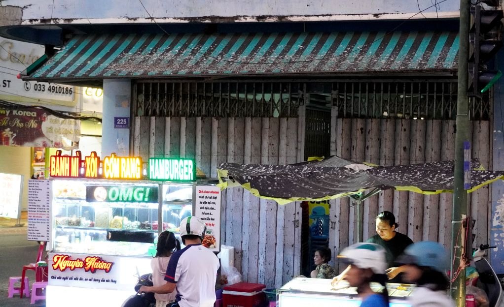 Mot nguoi ban ve so tai goc duong Hai Ba Trung – Nguyen Hue cho biet ban dau thay la va vui, nhung ve lau dai thi khong the chiu noi. Chim dau qua dong, phan roi lien tuc khien khach e ngai, khong dam ghe mua. Nguoi nay phai dung du lon de che chan nhung cung chi la giai phap tam thoi.