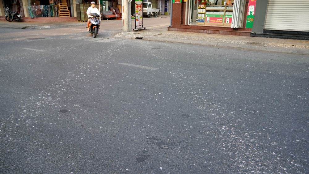 Phan chim phu trang duong, via he tai duong Hai Ba Trung.