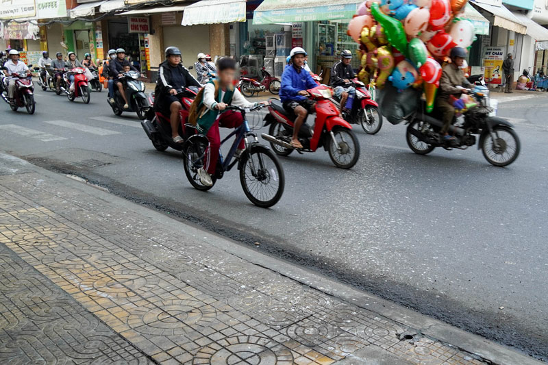 Tuy nhien, viec chim tap trung qua dong keo dai da gay nhieu phien phuc. Tieng chim keu inh oi cung luong phan thai ra day dac khien nhieu doan via he, mat duong, lan can nha dan trang xoa phan chim, boc mui tanh nong.