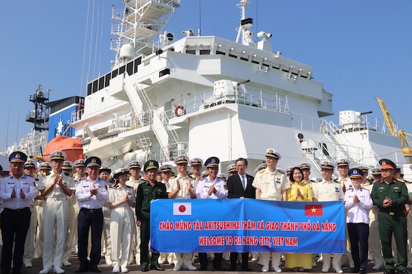 Patrol ship Akitsushima of the Japan Coast Guard docks at Tien Sa port and begins a friendly visit to Da Nang City. Photo: Nguyen Linh