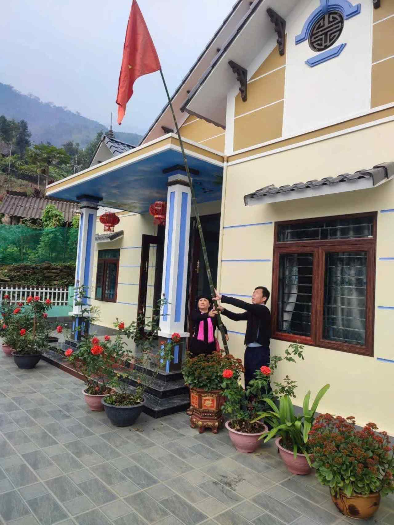 Ba con vung bien gioi Lao Cai trang hoang co hoa chao mung Dai hoi Dang. Anh: Nguyen Hai