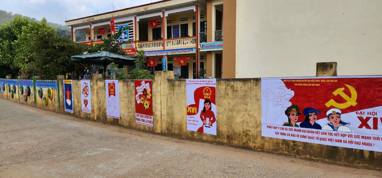 Cac truong hoc tren dia ban cung trang hoang long lay va day manh tuyen truyen den hoc sinh ve Dai hoi Dang. Anh: Van Duc