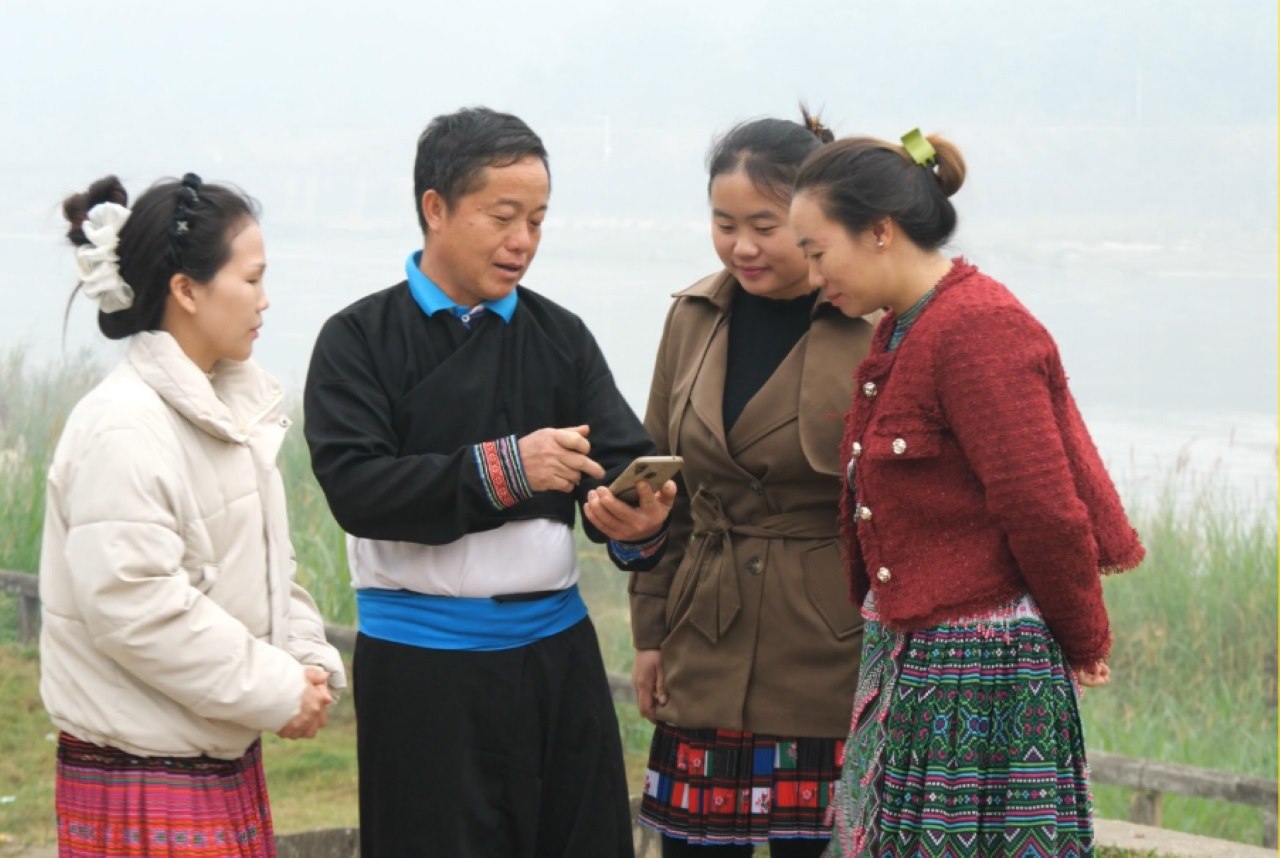 Dong bao cac dan toc thieu so vung cao Lao Cai dat tron niem tin vao Dai hoi Dang. Anh: Van Duc