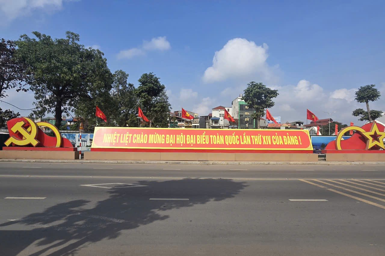 닌빈의 거리는 당 제14차 전국대표대회를 환영하는 깃발과 꽃, 슬로건으로 화려하게 장식되었습니다. 사진: Dieu Anh