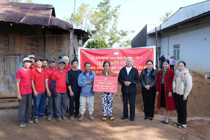 The Vietnam Fatherland Front in Bao Lam 1 commune, Lam Dong province started construction of the "Great Solidarity" house to support Mr. Cao Dang Loc's family right on the occasion of the opening of the 14th Party Congress. Photo: Lam Duc
