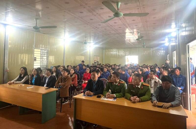 Organizing legal propaganda and Trade Union Resolutions for workers. Photo: Tuyen Quang Trade Union