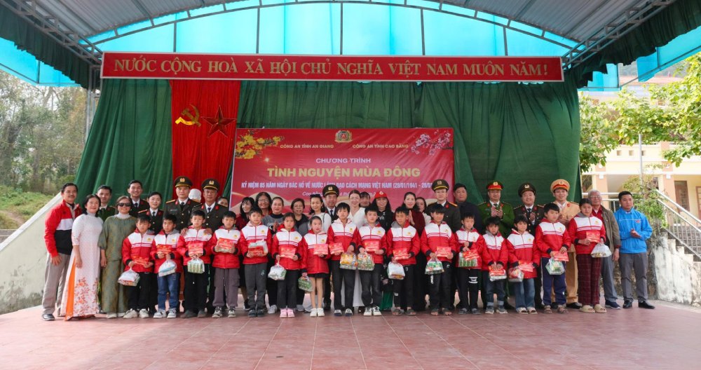 Doan cong tac tang qua va hoc bong cho hoc sinh tai Cao Bang. Anh: Van Vu