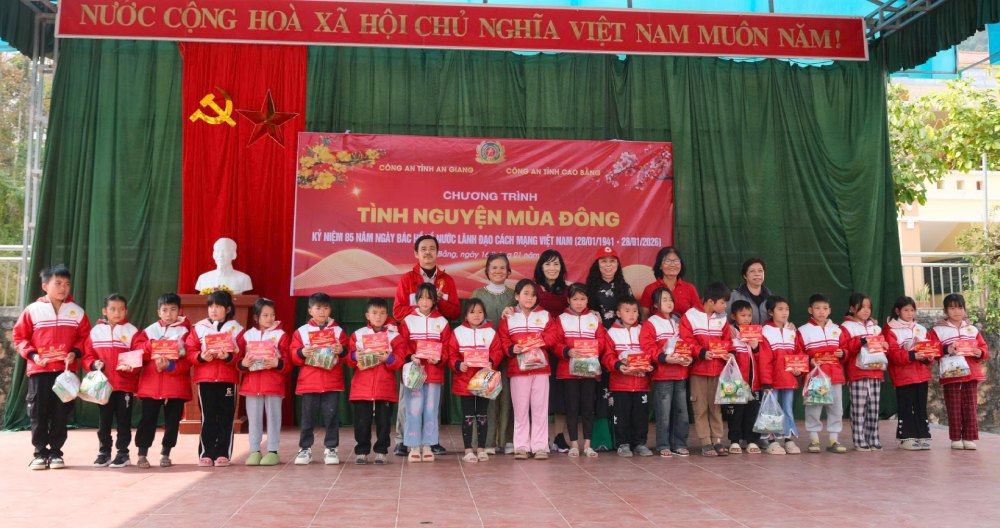 Doi Tinh nguyen y te phuong Hoa Hung, TPHCM tang qua cho cho hoc sinh ngheo vuot kho hoc gioi. Anh: Van Vu