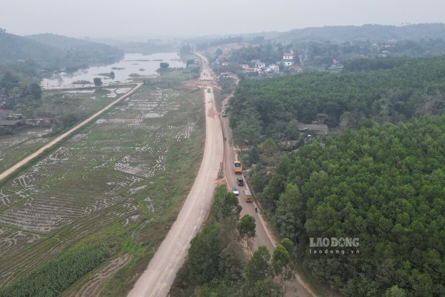 Cac phuong tien luu thong o tuyen duong cu ben phai. Anh: To Cong.