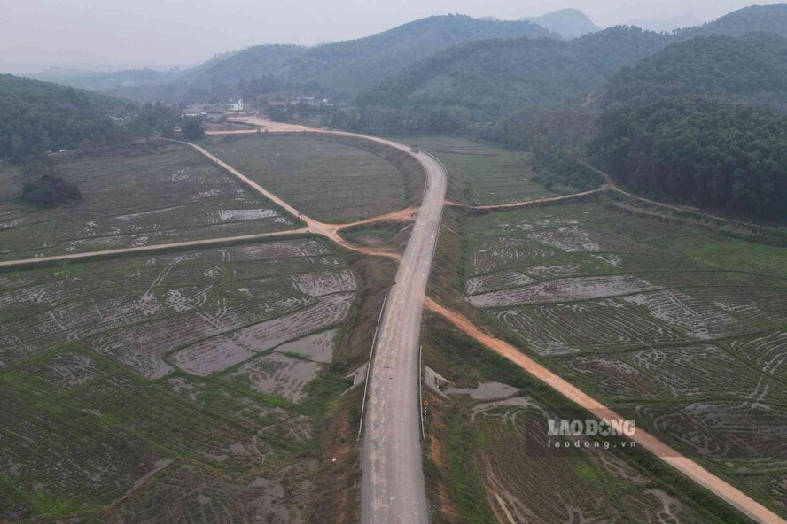 Doan duoc xay moi hoan toan di qua cac canh dong tai xa Van Xuan. Anh: To Cong.