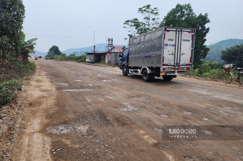 Doan duong cu nhieu o ga, o voi va thuong xuyen bui ban. Anh: To Cong.